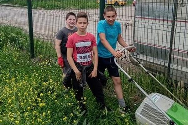 Когато искаш да ти е хубаво и си с добро сърце: три момчета окосиха игрище и почистиха детска площадка в София